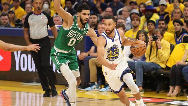 攻防一体！库里第三节完美表现带队扳平总比分