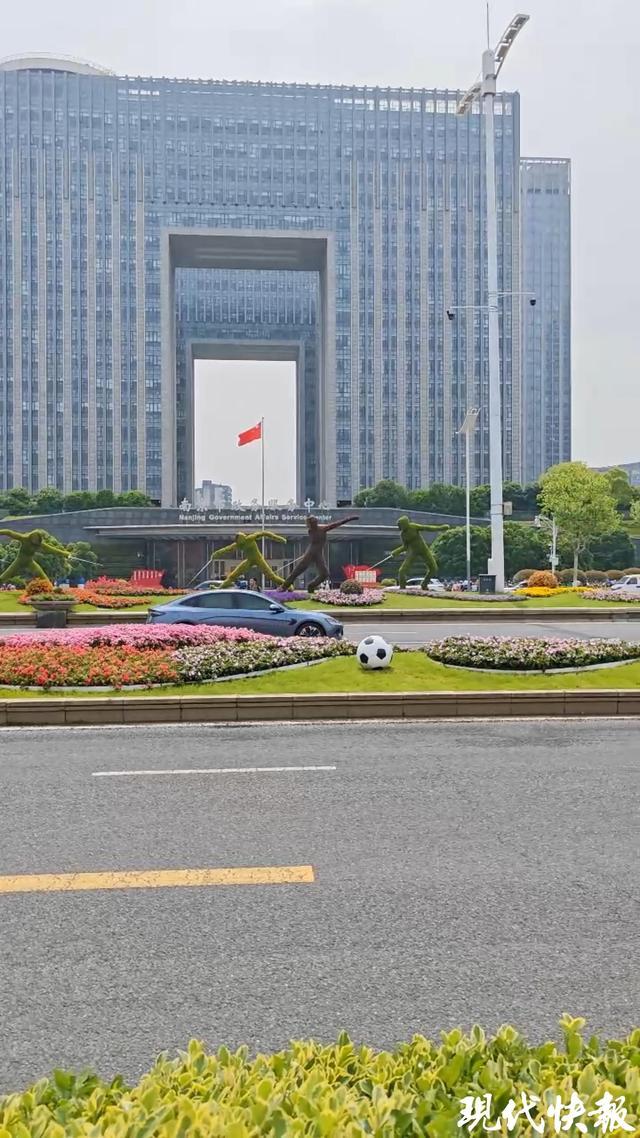 半岛体育下载-18小时长效保洁、网红“布布鸭”惊喜亮相，苏超南京主场“颜值”有保障