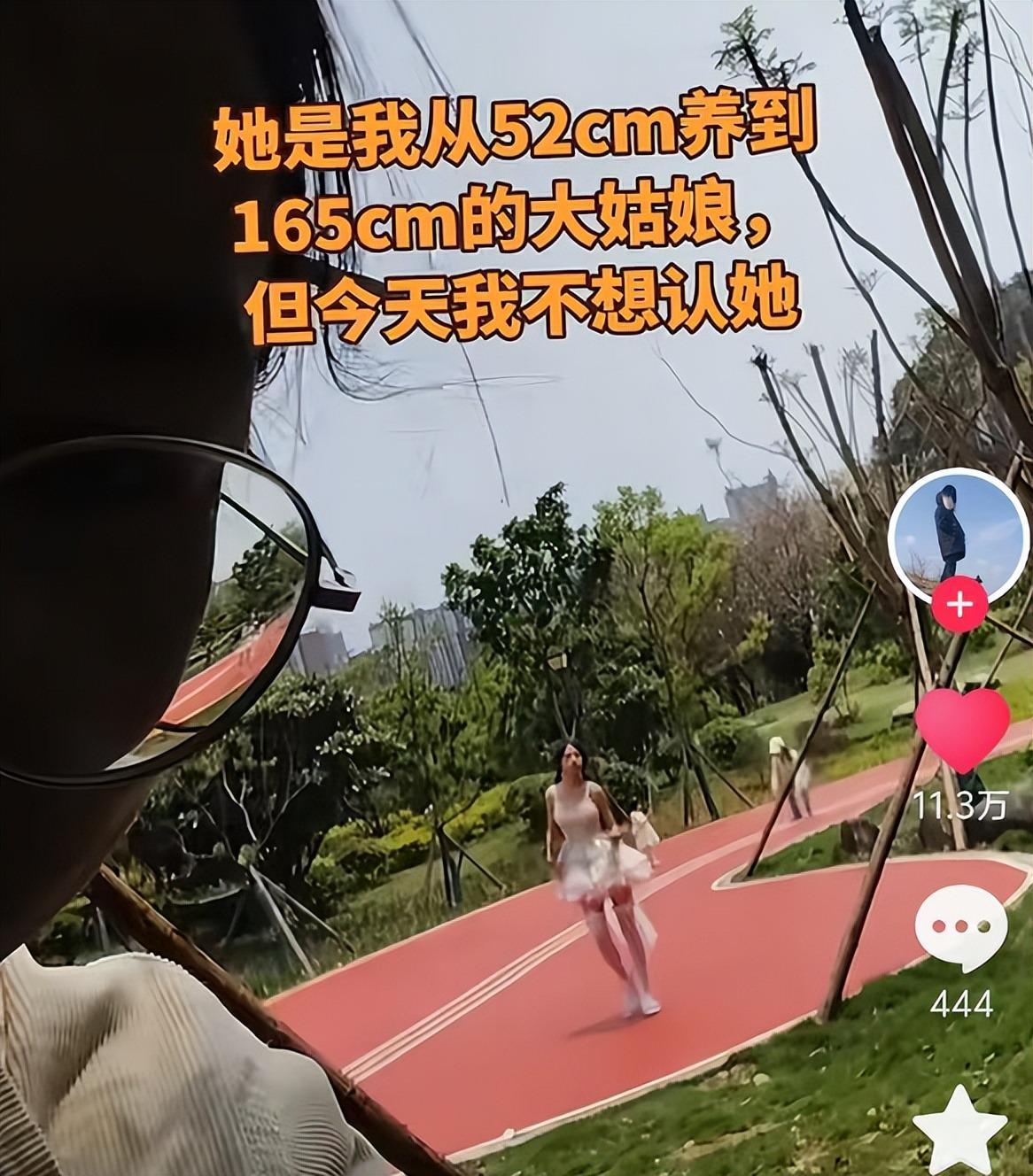 半岛体育-“好豪迈的洛丽塔”，165cm未成年女儿穿搭火了，家长尴尬不敢认